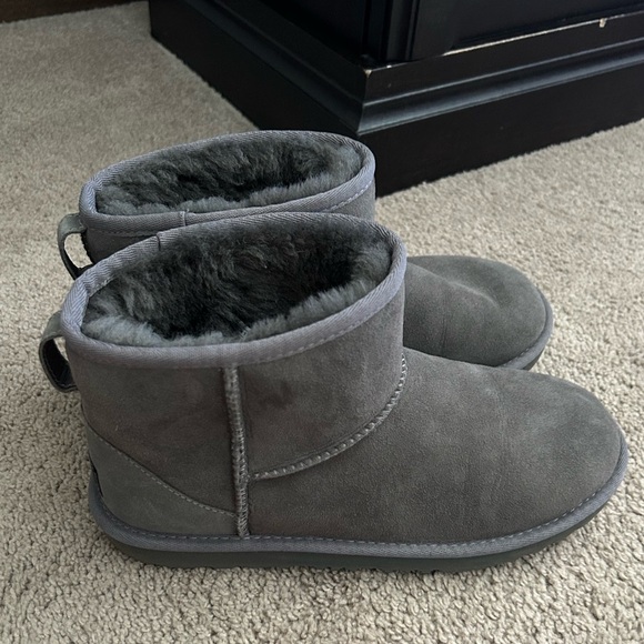 Ugg Mini Boot - Picture 1 of 5
